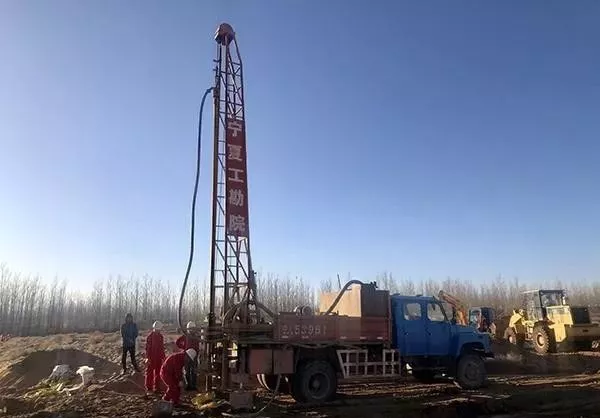 （图6  在1号污染地块内，第三方检测公司正在打监测井，将对地下水水质情况开展检测）.jpg