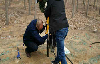 犀牛液压土壤钻机交付